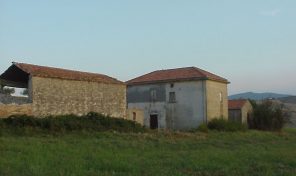 T/FVAG254 VENDESI A GISSI (CH) CASOLARE CON ANNESSI ALTRI FABBRICATI-IN COLLINA PANORAMICO-DA RISTRUTTURARE+ MQ 35000 DI TERRENO AGRICOLO