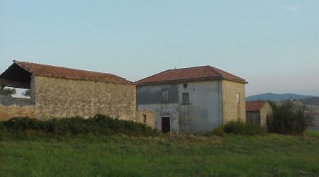 T/FVAG254 VENDESI A GISSI (CH) CASOLARE CON ANNESSI ALTRI FABBRICATI-IN COLLINA PANORAMICO-DA RISTRUTTURARE+ MQ 35000 DI TERRENO AGRICOLO