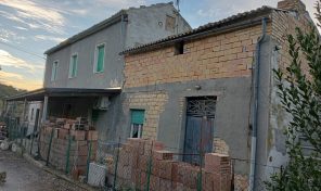 RIF:R/FV28 A SCERNI (CH) VENDESI CASA COLONICA ABITABILE  CON TERRENO CIRCOSTANTE