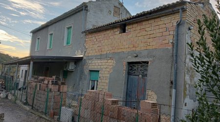 RIF:R/FV28 A SCERNI (CH) VENDESI CASA COLONICA ABITABILE  CON TERRENO CIRCOSTANTE