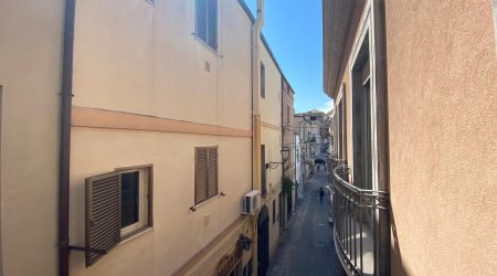 RIF:R/LM103 A VASTO (CH) CENTRALISSIMO AFFITTA APPARTAMENTO MOBILIATO INDIPENDENTE SU PIU PIANI CON TERRAZZO