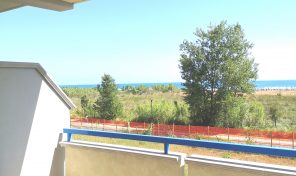 RIF:R/VM22 A VASTO MARINA (CH) FRONTE MARE PANORAMICISSIMO-SULLA PISTA CICLABILE- VENDE APPARTAMENTO AL 1°PIANO 2CAMERE-2BAGNI-SOGGIORNO CON AMPIO TERRAZZO SUL MARE-2RIPOSTIGLI-TERMOAUTONOMO-CON CONDIZIONATORI-POSTO AUTO DI PROPRIETA’