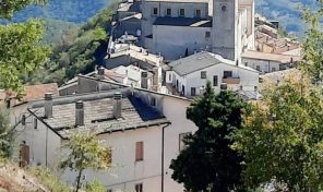 R/FV25 A TUFILLO (CH) VENDE INTERO FABBRICATO TERRA/TETTO NEL CENTRO STORICO DEL BORGO, CON UNA VISTA MOZZAFIATO, ARREDATO, TUTTO PERFETTAMENTE FUNZIONANTE
