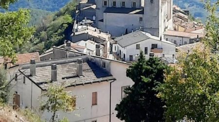 R/FV25 A TUFILLO (CH) VENDE INTERO FABBRICATO TERRA/TETTO NEL CENTRO STORICO DEL BORGO, CON UNA VISTA MOZZAFIATO, ARREDATO, TUTTO PERFETTAMENTE FUNZIONANTE