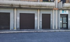 RIF: C/V2 A VASTO MARINA – FRONTE S.S.16- P. TERRA-VENDE LOCALE DI MQ 75 COMMERCIALE DI NUOVA COSTRUZIONE CON ANTISTANTE PARCHEGGIO-2 VETRINE MOTORIZZATE- CONTROSOFFITTATO-ANTIBAGNO/BAGNO/RIPOSTIGLIO-POMPA DI CALORE-LIBERO
