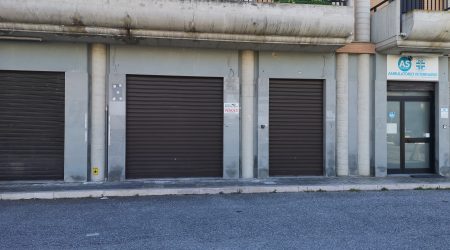RIF: C/V2 A VASTO MARINA – FRONTE S.S.16- P. TERRA-VENDE LOCALE DI MQ 75 COMMERCIALE DI NUOVA COSTRUZIONE CON ANTISTANTE PARCHEGGIO-2 VETRINE MOTORIZZATE- CONTROSOFFITTATO-ANTIBAGNO/BAGNO/RIPOSTIGLIO-POMPA DI CALORE-LIBERO