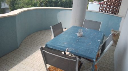 RIF:R/VM24 A VASTO MARINA IN V.LE D’ALMAZIA SULLA PISTA CICLABILE, CON ACCESSO DIRETTO IN SPIAGGIA VENDE APPARTAMENTO 2°P. SUD-NORD- TERMOAUTONOMO-CON TERRAZZO DI MQ 35 + BALCONE-ARREDATO