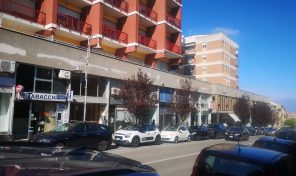 RIF:C/V4 A VASTO (CH) IN CENTRO, VENDESI LOCALE COMMERCIALE DI MQ 221, CON DUE AMPIE VETRINE SU STRADA