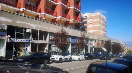 RIF:C/V4 A VASTO (CH) IN CENTRO, VENDESI LOCALE COMMERCIALE DI MQ 221, CON DUE AMPIE VETRINE SU STRADA