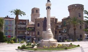 RIF: R/V301 A VASTO (CH) IN CENTRO VENDE APPARTAMENTO DI GRANDI DIMENSIONI MQ 170, TERRAZZO MQ 120, POSSIBILITA’ DEL GARAGE, 5°P. 3CAMERE-3 BAGNI-SOGGIORNO-CUCINA-RIPOSTIGLIO