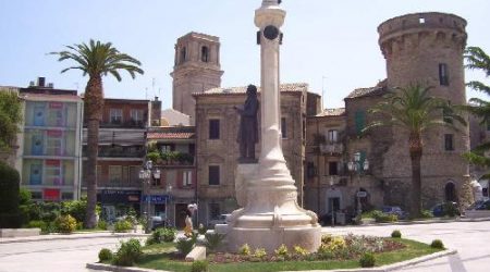 RIF: R/V301 A VASTO (CH) IN CENTRO VENDE APPARTAMENTO DI GRANDI DIMENSIONI MQ 170, TERRAZZO MQ 120, POSSIBILITA’ DEL GARAGE, 5°P. 3CAMERE-3 BAGNI-SOGGIORNO-CUCINA-RIPOSTIGLIO