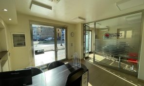 RIF:C/V9 A VASTO (CH)  P.ZZA VERDI  VENDESI LOCALE COMMERCIALE CENTRALISSIMO, VISIBILISSIMO, CON AMPIE VETRINE SULLA PIAZZA  E A REDDITO PERCHE’  AFFITTATO