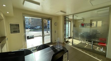 RIF:C/V9 A VASTO (CH)  P.ZZA VERDI  VENDESI LOCALE COMMERCIALE CENTRALISSIMO, VISIBILISSIMO, CON AMPIE VETRINE SULLA PIAZZA  E A REDDITO PERCHE’  AFFITTATO