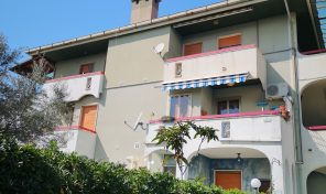 RIF:R/VM1 A VASTO MARINA (CH) VENDE GRAZIOSO E BEN TENUTO APPARTAMENTO CON GARAGE, NEL COMPLESSO RESIDENZIALE NEPTUNIA A POCHE DECINE DI METRI DAL MARE, AL 2° P. DI UNA VILLETTA CON ESPOSIZIONE EST/SUD-NORD. INGRESSO INDIPENDENTE/SOGGIORNO CON CAMINETTO/CUCININO-AMPIO BALCONE A SUD/EST-2 CAMERE LETTO CON BALCONE-BAGNO CON DOCCIA, LAVATRICE, FINESTRA-TERMOAUTONOMO-CONSEGNA IMMEDIATA-NON CI SONO LAVORI DA FARE!