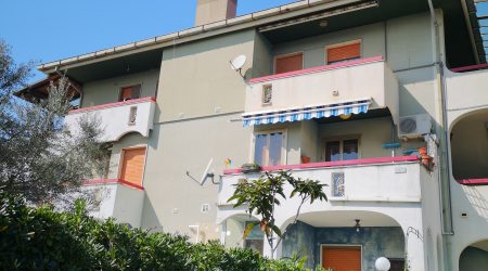 RIF:R/VM1 A VASTO MARINA (CH) VENDE GRAZIOSO E BEN TENUTO APPARTAMENTO CON GARAGE, NEL COMPLESSO RESIDENZIALE NEPTUNIA A POCHE DECINE DI METRI DAL MARE, AL 2° P. DI UNA VILLETTA CON ESPOSIZIONE EST/SUD-NORD. INGRESSO INDIPENDENTE/SOGGIORNO CON CAMINETTO/CUCININO-AMPIO BALCONE A SUD/EST-2 CAMERE LETTO CON BALCONE-BAGNO CON DOCCIA, LAVATRICE, FINESTRA-TERMOAUTONOMO-CONSEGNA IMMEDIATA-NON CI SONO LAVORI DA FARE!