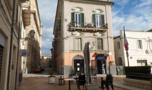 Rif. R/VI85 FABBRICATO IN CENTRALISSIMO CENTRO STORICO CON AFFACCIO SU PIAZZA CAPRIOLI E SU RESIDENZA VESCOVILE, 1° PIANO, COMPOSTO DI N. 2 APPARTAMENTI PER MQ 198, MOLTO LUMINOSO E AMPIAMENTE FINESTRATO • Appartamento in Vendita