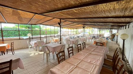 RIF:C/V5 A SAN SALVO MARINA (CH) VENDE N.2 LOCALI COMMERCIALI COMUNICANTI SITUATI NEL CENTRO RESIDENZIALE “LE NEREIDIDI” DI FRONTE AL LUNGOMARE DI SAN SALVO MARINA, DI MQ 210 E CON UN ANTISTANTE PIAZZALE DI MQ 250 RECINTATO E COPERTO PER IL SERVIZIO AI TAVOLI, SERVITO DA UN GRANDE PARCHEGGIO ANTISTANTE IL LOCALE E ALTRI PARCHEGGI SI TROVANO SUL LATO INTERNO DEL CENTRO RESIDENZIALE, SONO LIBERI E DI PRONTA CONSEGNA.