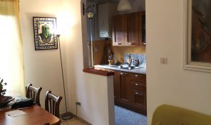 R/V302 A VASTO (CH) V.S. MICHELE VENDE APPARTAMENTO AL 1° P. CON ESPOSIZIONE EST/OVEST, NON NECESSITA DI ALCUNA RISTRUTTURAZIONE, TERMOAUTONOMO+ARIA CONDIZIONATA CALDO/FREDDO, 3 CAMERE, 1 BAGNO, INGRESSO, TINELLO, CUCININO, 2 AMPI BALCONI, CANTINA.IN ZONA TRANQUILLA E RISERVATA, SENZA RUMORI. PRONTA CONSEGNA