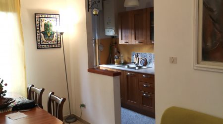 R/V302 A VASTO (CH) V.S. MICHELE VENDE APPARTAMENTO AL 1° P. CON ESPOSIZIONE EST/OVEST, NON NECESSITA DI ALCUNA RISTRUTTURAZIONE, TERMOAUTONOMO+ARIA CONDIZIONATA CALDO/FREDDO, 3 CAMERE, 1 BAGNO, INGRESSO, TINELLO, CUCININO, 2 AMPI BALCONI, CANTINA.IN ZONA TRANQUILLA E RISERVATA, SENZA RUMORI. PRONTA CONSEGNA