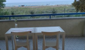 RIF:R/VM22 A VASTO MARINA (CH) FRONTE MARE PANORAMICISSIMO-SULLA PISTA CICLABILE- VENDE APPARTAMENTO AL 1°PIANO 2CAMERE-2BAGNI-SOGGIORNO CON AMPIO TERRAZZO SUL MARE-2RIPOSTIGLI-TERMOAUTONOMO-CON CONDIZIONATORI-POSTO AUTO DI PROPRIETA’