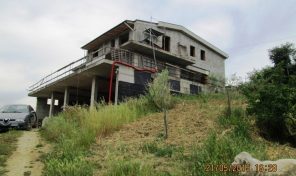 RIF: R/VI80 A VASTO (CH) VENDE, NELLA IMMEDIATA PERIFERIA, CONFINANTE CON STRADA COMUNALE ASFALTATA, FABBRICATO AL GREZZO CON CIRCA MQ 10.000 DI TERRENO CIRCOSTANTE