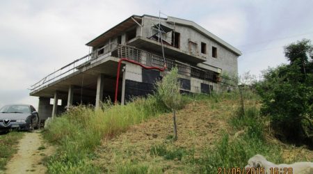 RIF: R/VI80 A VASTO (CH) VENDE, NELLA IMMEDIATA PERIFERIA, CONFINANTE CON STRADA COMUNALE ASFALTATA, FABBRICATO AL GREZZO CON CIRCA MQ 10.000 DI TERRENO CIRCOSTANTE