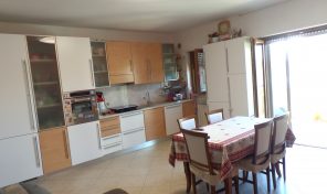RIF:R/V300 A VASTO (CH) IN V. DEL PORTO IN PALAZZO DI RECENTE COSTRUZIONE VENDE, APPARTAMENTO 4° PIANO CON ASCENSORE (PANORAMICO MARE/MONTI) INGRESSO/SOGGIORNO/ANGOLO CUCINA-3 CAMERE-2 BAGNI-+GARAGE- TERMOAUTOMO E CON CONDIZIONATORI