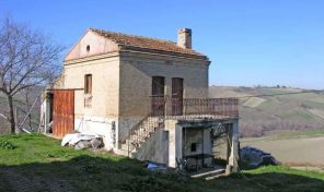 RIF: FV106 AD ATESSA (CH) VENDE CASOLARI DA RISTRUTTURARE CON TERRENI CIRCOSTANTI