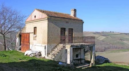 RIF: FV106 AD ATESSA (CH) VENDE CASOLARI DA RISTRUTTURARE CON TERRENI CIRCOSTANTI