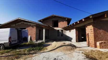 RIF: R/FV20 A CASALBORDINO (CH) VENDE VILLA CON PISCINA. CON ALCUNI LAVORI DA COMPLETARE O COMPLETAMENTE FINITA.