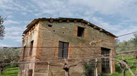 A CASALBORDINO (CH), VICINO IL DISTRIBUTORE PORTOBELLO, RAGGIUNGIBILE ATTRAVERSO UNA STRADA COMUNALE ASFALTATA, UN PROPRIETA’ IMMERSA NEL SILENZIO E NELLA MASSIMA TRANQUILLITA’ PUR NON ESSENDO ISOLATA. A CIRCA 1 KM DAL MARE